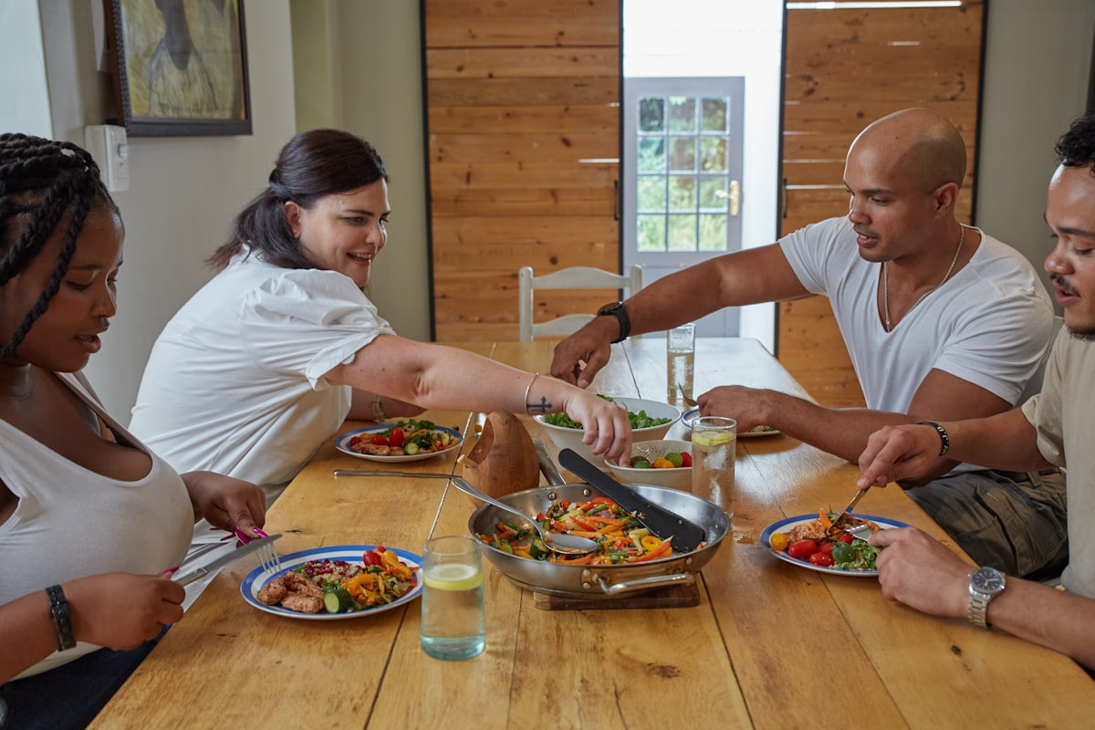 Redaktionelles Team beim Testen von Rezepten
